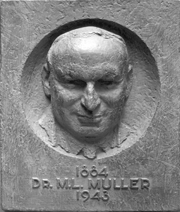 828108 Afbeelding van de bronzen plaquette van Dr. M.L. Muller, gemaakt door de Utrechtse beeldhouwer Pieter d'Hont, in ...